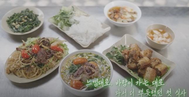 Nhóm nghệ sĩ Hàn Quốc ăn bún, lượn phố cổ Hà Nội, rồi mua vé tàu đi Sa Pa tạo cơn sốt-3