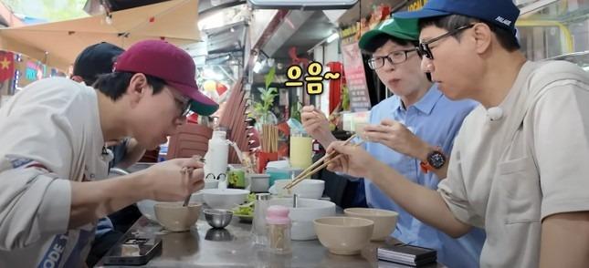 Nhóm nghệ sĩ Hàn Quốc ăn bún, lượn phố cổ Hà Nội, rồi mua vé tàu đi Sa Pa tạo cơn sốt-4