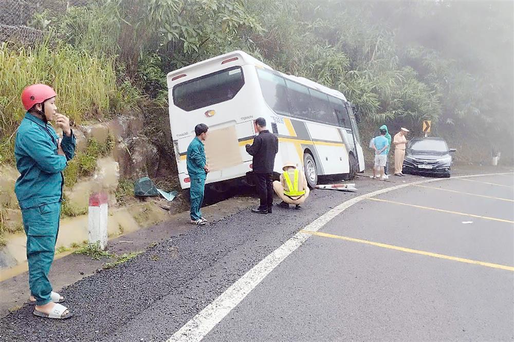 Ô tô chở khách nước ngoài lao vào vách đá, nhiều người bị thương ở Khánh Hòa-1