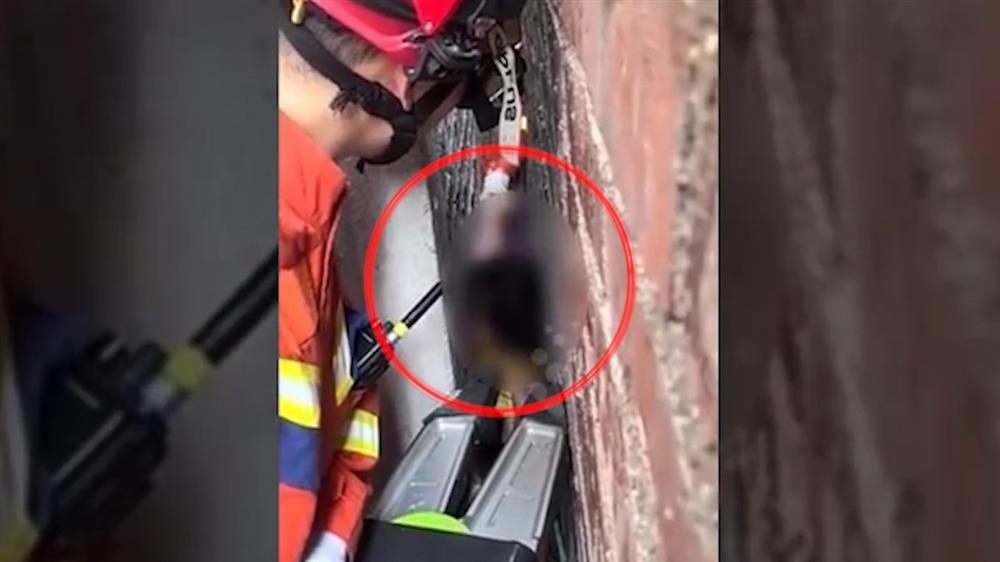 Màn giải cứu nghẹt thở bé gái bị mắc kẹt trong khe tường hẹp-1