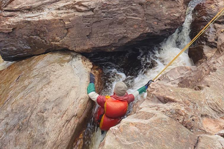 Gặp tai nạn không ngờ giữa sông, nam du khách bị cắt cụt chân-2