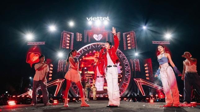 Thấy gì từ đêm diễn hỗn loạn có Sơn Tùng M-TP, Hieuthuhai?-2