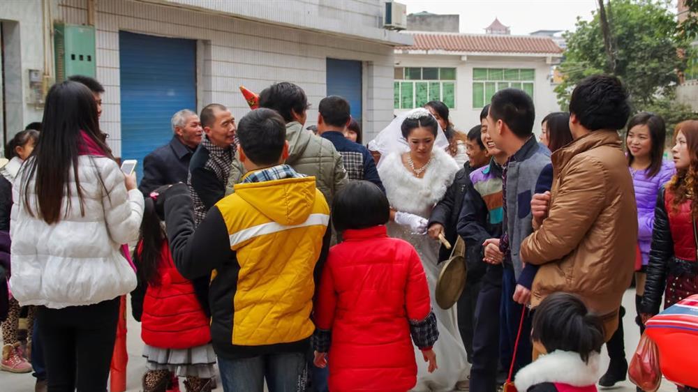 Kết hôn chớp nhoáng, người phụ nữ kiếm hơn 1 tỷ đồng trong 3 tháng-2