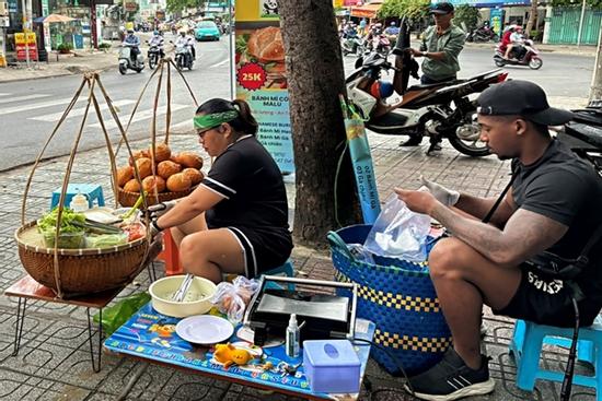 Chàng trai Cuba yêu cô gái Việt, cùng nhau bán bánh mì ở vỉa hè TPHCM