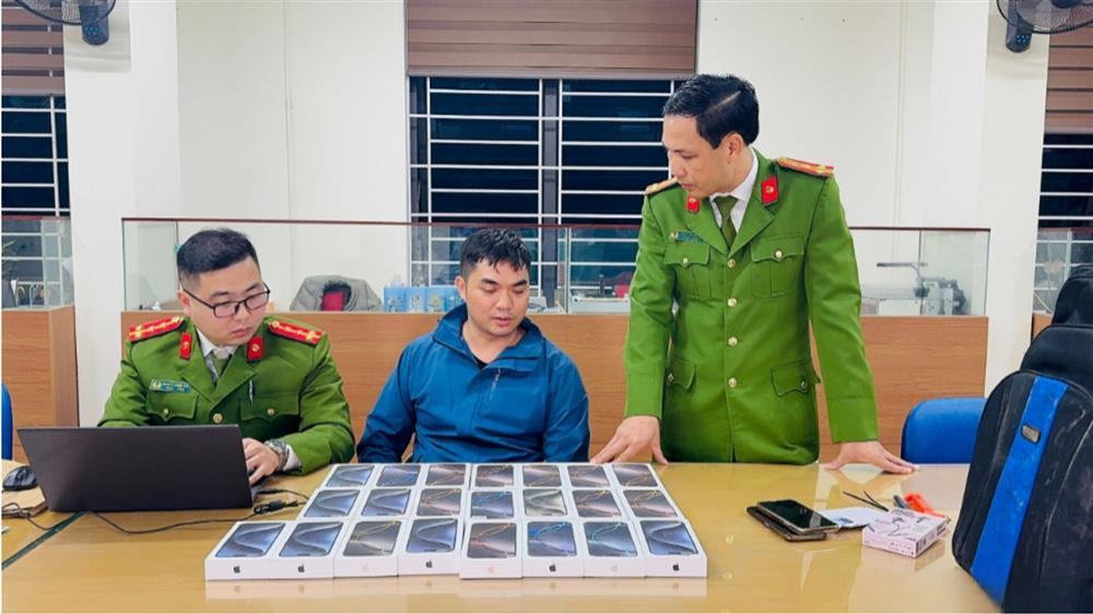 Bắt khẩn cấp đối tượng cướp 22 điện thoại iPhone ở TP Lào Cai-1