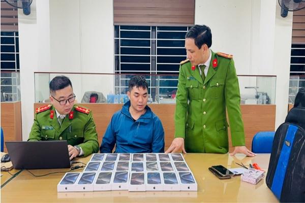 Bắt nhóm giả cảnh sát hình sự, trùm đầu tài xế ô tô Grab để cướp-5