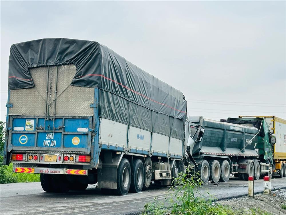 Tông vào đuôi xe đầu kéo, tài xế ô tô tải tử vong, mắc kẹt trong cabin-1