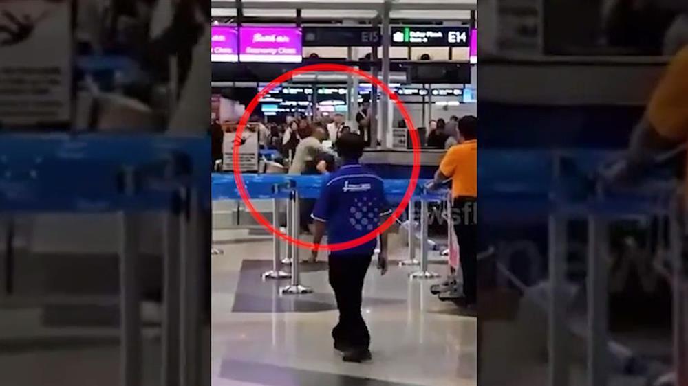 Nam hành khách thẳng tay ra đòn với nhân viên sân bay-1