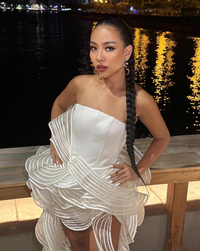 Chị đẹp từng bị chê kém sắc, 17 năm sau lại sexy đến ngộp thở thế này-1