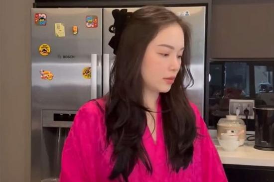 Tăng Thanh Hà vừa trổ tài làm tiệc hoành tráng, Linh Rin cũng thể hiện độ đảm đang không kém