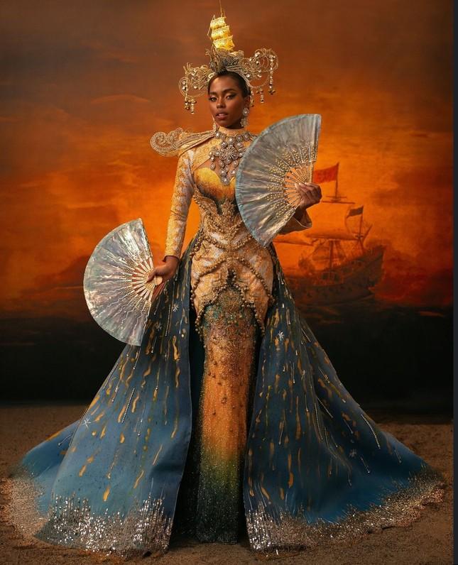 Trang phục dân tộc đẹp nhất Hoa hậu Hoàn vũ 2024 gây tranh cãi-1