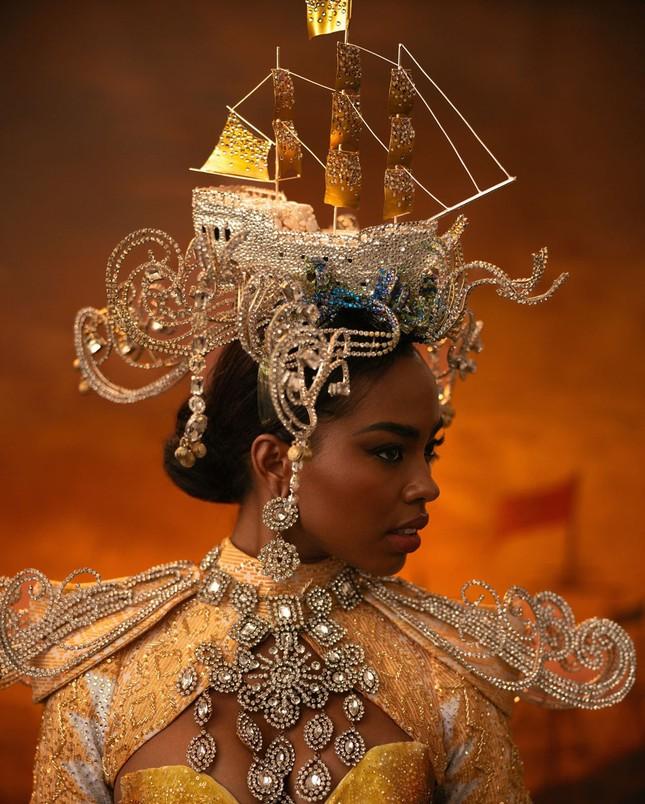 Trang phục dân tộc đẹp nhất Hoa hậu Hoàn vũ 2024 gây tranh cãi-2