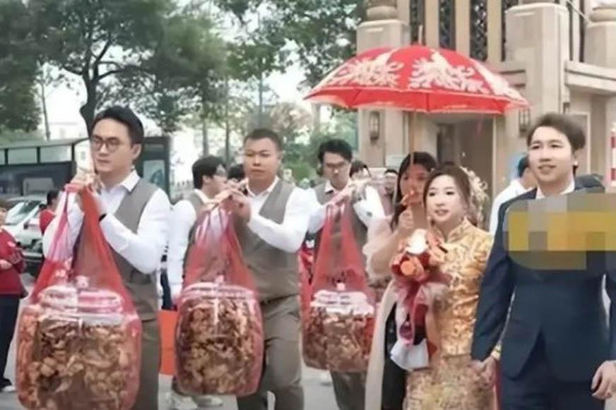 Màn khoá môi trong đám cưới khiến dân tình xôn xao nhất ngày hôm nay, thợ trang điểm nhìn thấy muốn kêu trời-2