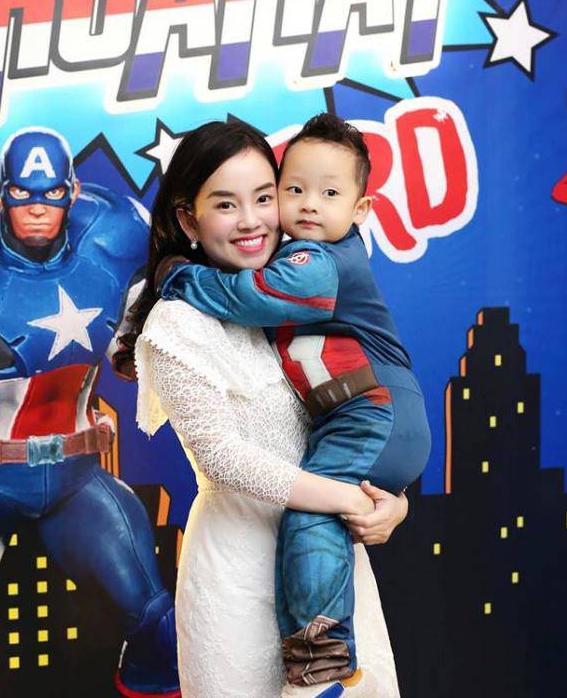 Từng làm mẹ đơn thân nhiều năm, Ly Kute khoe ảnh hạnh phúc của quý tử và chồng công an-5