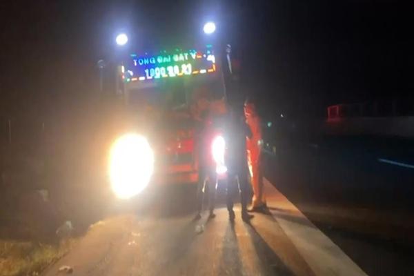 Tài xế mắc lỗi ngớ ngẩn, để tàu hoả đâm nát xe tải nhưng vẫn tiếc chiếc barie-1