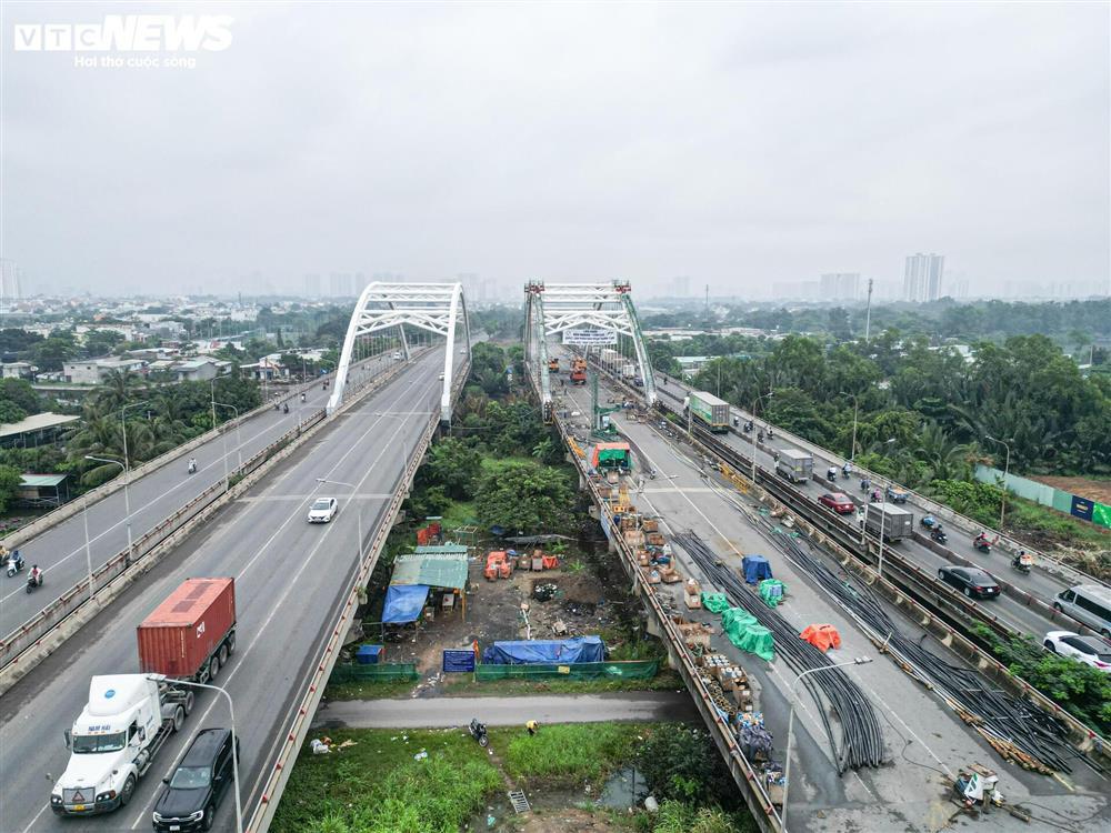 TP.HCM se lạnh, sương mù nuốt chửng các tòa cao tầng-8