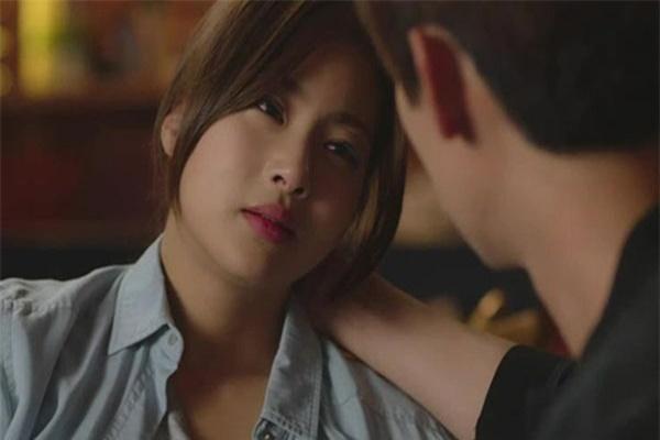 Mẹ vợ mang vác quà quê lên biếu con cháu, chưa kịp vui đã hụt hẫng vì con rể mở ra xem rồi đi vứt bỏ-2