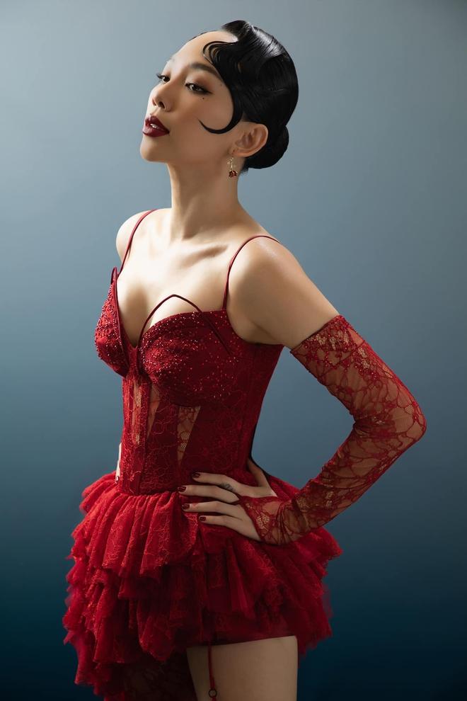 Cú ngã gục của Tóc Tiên sau khi đu dây cao 2m, khiến nhiều người nín thở-1