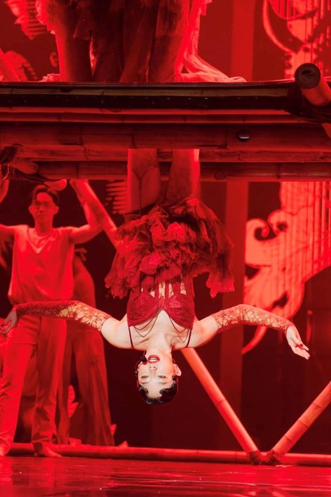 Cú ngã gục của Tóc Tiên sau khi đu dây cao 2m, khiến nhiều người nín thở-2