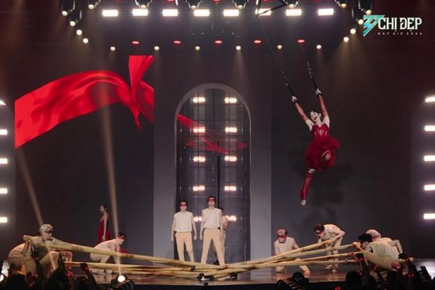 Cú ngã gục của Tóc Tiên sau khi đu dây cao 2m, khiến nhiều người nín thở-3