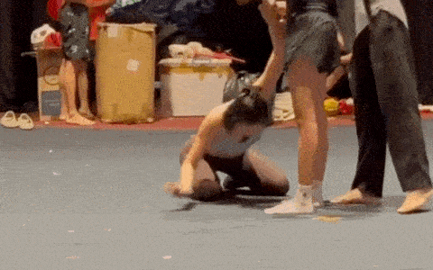 Cú ngã gục của Tóc Tiên sau khi đu dây cao 2m, khiến nhiều người nín thở-5