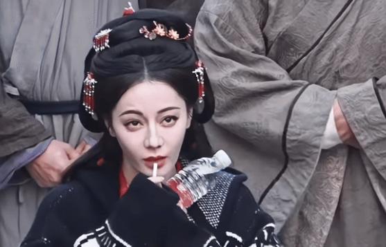 Địch Lệ Nhiệt Ba gây sốc khi bị bóc mẽ nhan sắc thật, nhưng tạo hình lại được khen ngợi-1