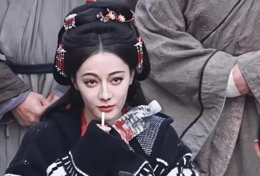 Địch Lệ Nhiệt Ba gây sốc khi bị bóc mẽ nhan sắc thật, nhưng tạo hình lại được khen ngợi-2