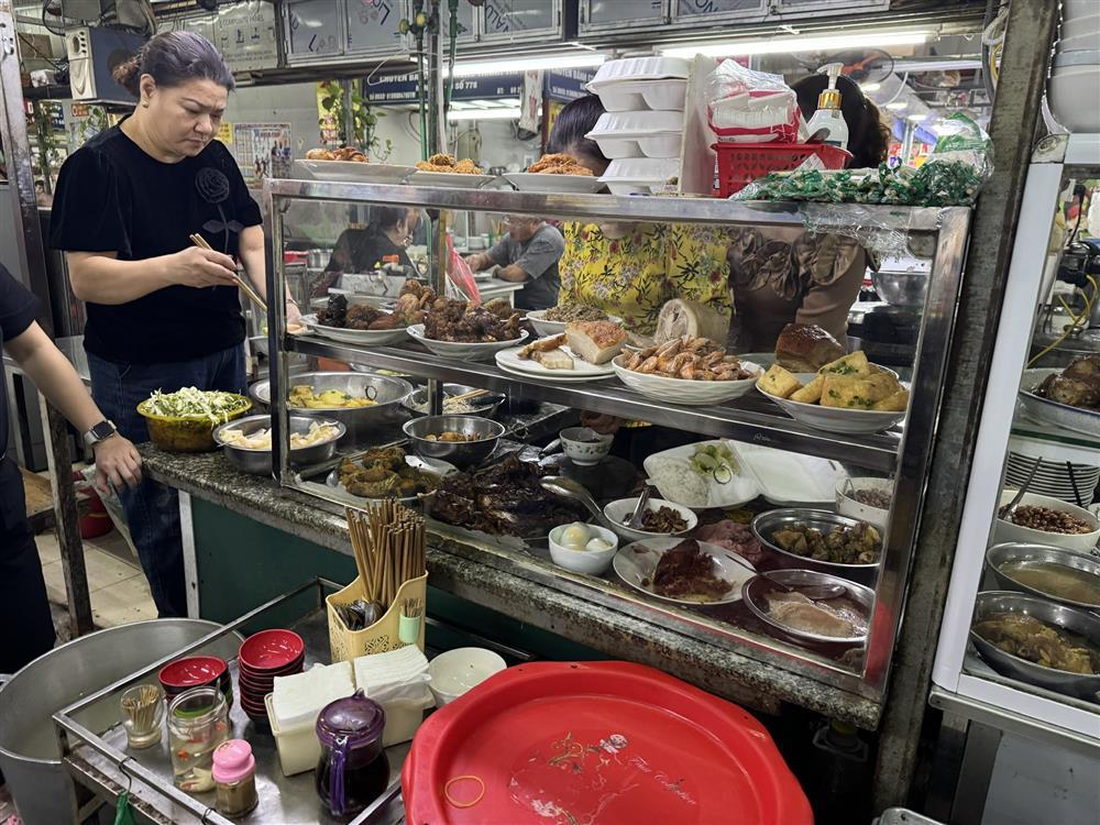 Khu chợ dưới lòng đất ở Hà Nội, khách cầm 50 nghìn đồng ăn loạt món ngon-4