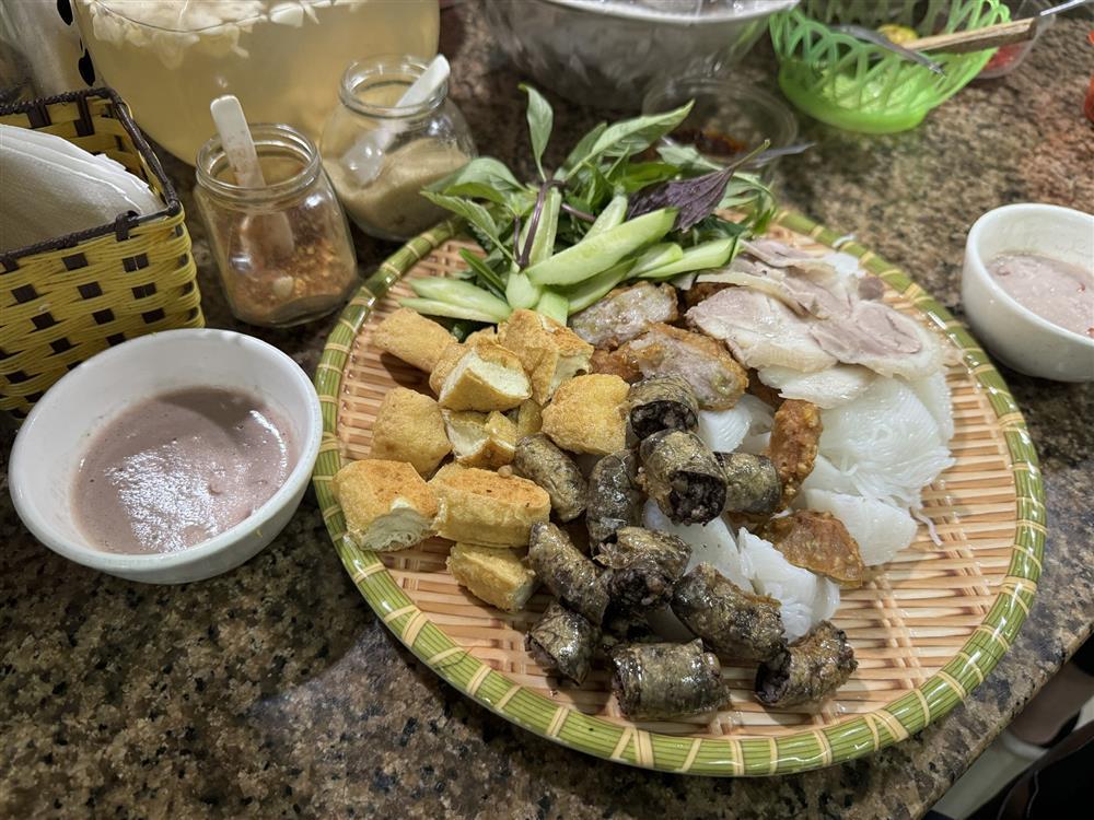 Khu chợ dưới lòng đất ở Hà Nội, khách cầm 50 nghìn đồng ăn loạt món ngon-5