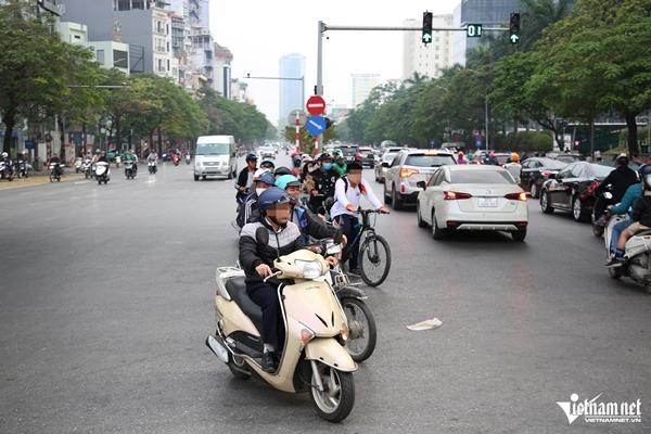 Lập lại trật tự ở ngã tư Hà Nội, người đi xe máy đè vạch sơn cũng bị xử phạt-1