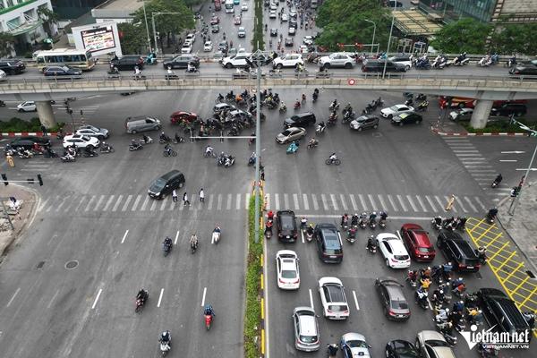 Lập lại trật tự ở ngã tư Hà Nội, người đi xe máy đè vạch sơn cũng bị xử phạt-3