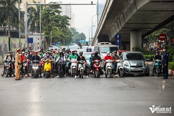 Lập lại trật tự ở ngã tư Hà Nội, người đi xe máy đè vạch sơn cũng bị xử phạt-5