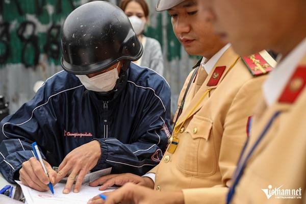 Lập lại trật tự ở ngã tư Hà Nội, người đi xe máy đè vạch sơn cũng bị xử phạt-7