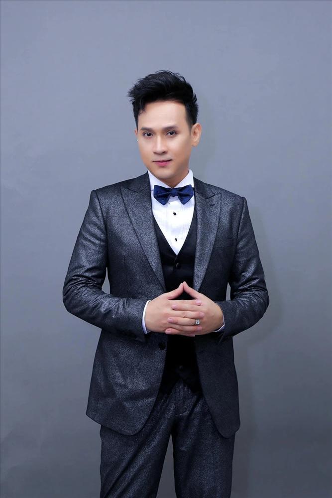 Đời tư bí ẩn của nam ca sĩ siêu giàu, bất ngờ thông báo làm bố đơn thân ở tuổi 49-1