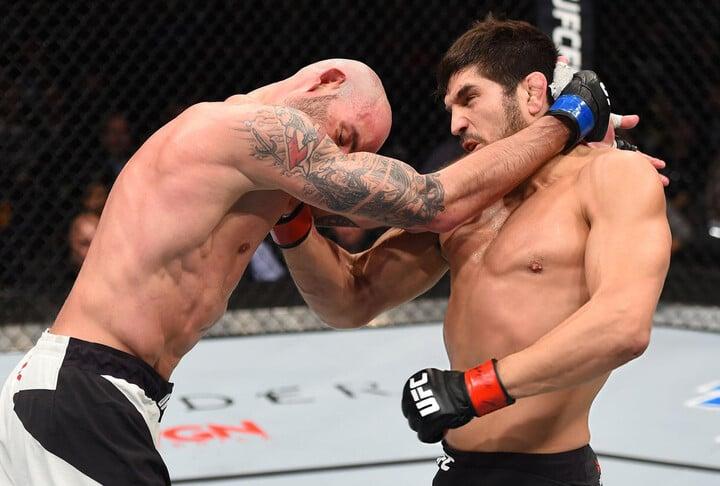 Quái thú tung 30 cú đấm liên hoàn, đối thủ đứng im chịu trận-1