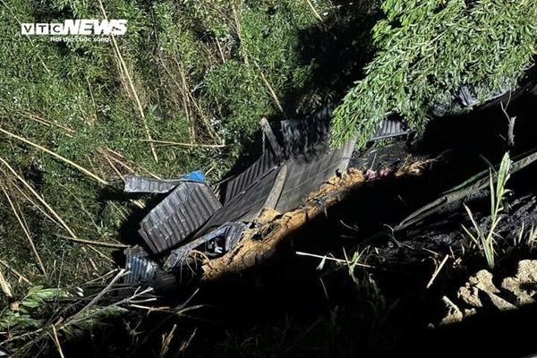 Ô tô đầu kéo chở than từ Lào lao xuống vực sâu ở Thừa Thiên - Huế-1