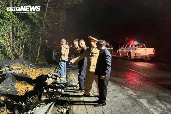 Ô tô đầu kéo chở than từ Lào lao xuống vực sâu ở Thừa Thiên - Huế-2