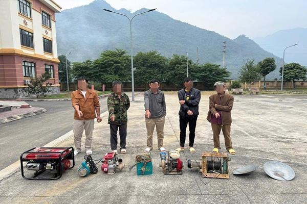 Cảnh sát đột kích bắt nhóm đối tượng khai thác vàng lậu trong rừng sâu-1