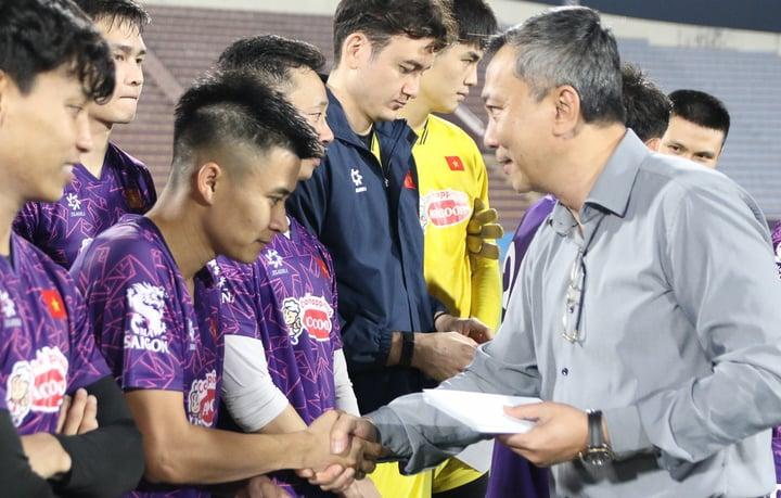 Chủ tịch VFF tặng quà lấy may cho HLV Kim Sang-sik-1