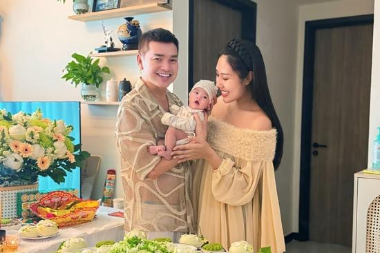 Quang Minh và bạn gái kém 37 tuổi mừng đầy tháng con trai, 'ghi điểm' bởi hành động đặc biệt