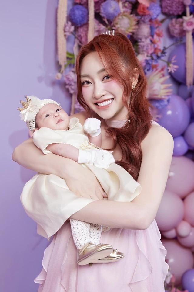 Ái nữ ngậm thìa vàng mới của Vbiz: 3 tháng tuổi đã diện nguyên cây đồ hiệu-3