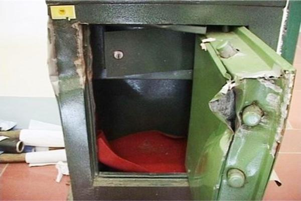 Vụ trộm bí ẩn và tên thủ phạm không ngờ tới : Cánh cửa mở sẵn-1