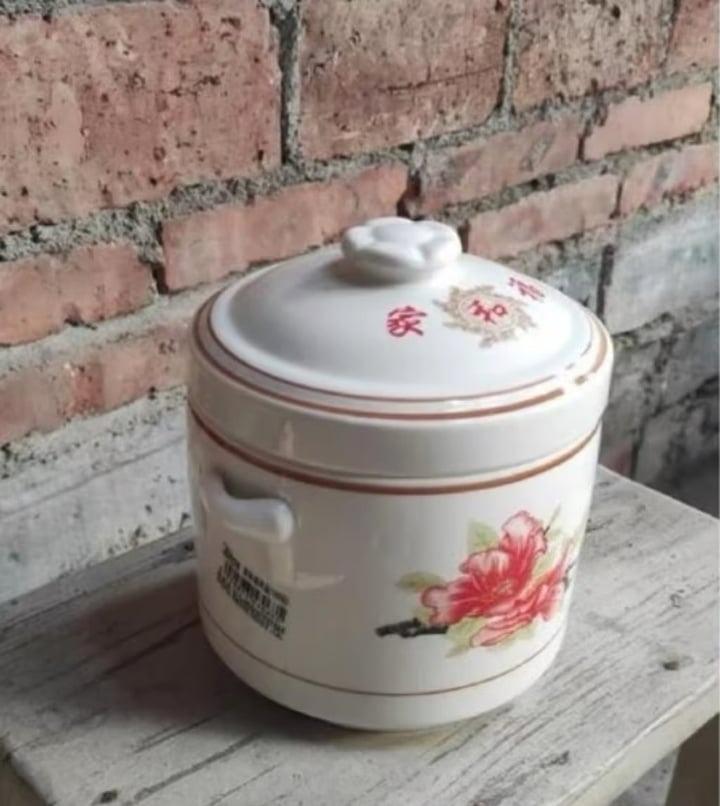 Nhà tang lễ dùng nồi hầm thay bình đựng tro cốt khiến khách hàng nổi giận-1