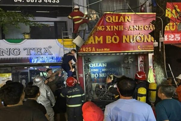 Cháy cửa hàng bánh mì ở Hà Nội, cảnh sát dùng thang cứu 3 người mắc kẹt-1