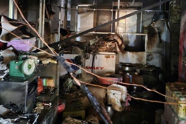 Cháy cửa hàng bánh mì ở Hà Nội, cảnh sát dùng thang cứu 3 người mắc kẹt-2