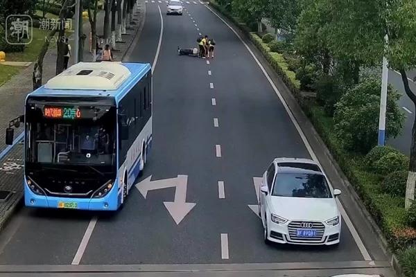 Truy tìm người đàn ông ép xe, đánh người dã man giữa phố TPHCM-2