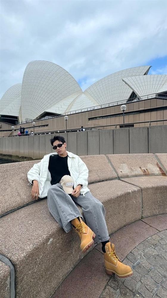 Kiều Minh Tuấn hốt hoảng vì bị an ninh sân bay giữ lại, kiểm tra hành lý?-4