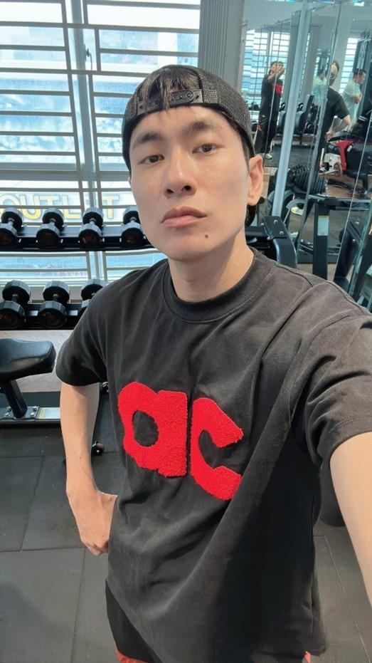 Kiều Minh Tuấn hốt hoảng vì bị an ninh sân bay giữ lại, kiểm tra hành lý?-5