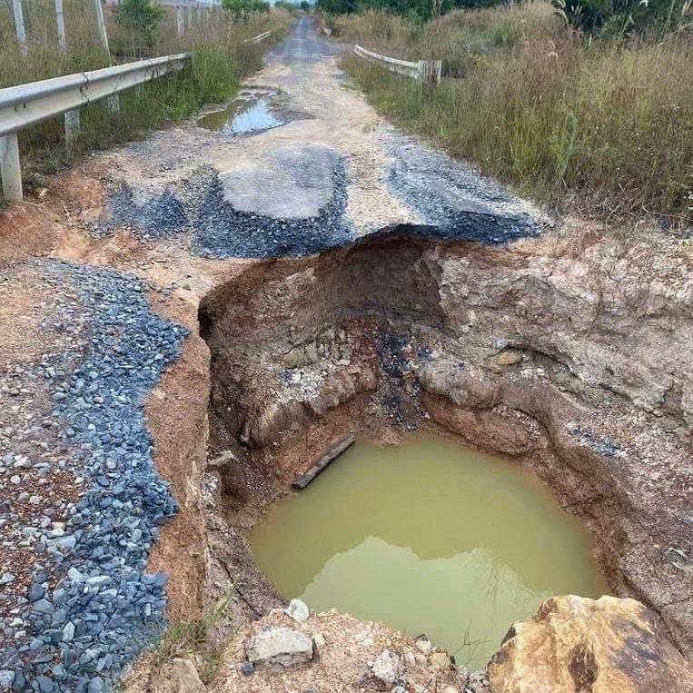 Xuất hiện hố tử thần trên đường gom cao tốc Phan Thiết - Dầu Giây-1