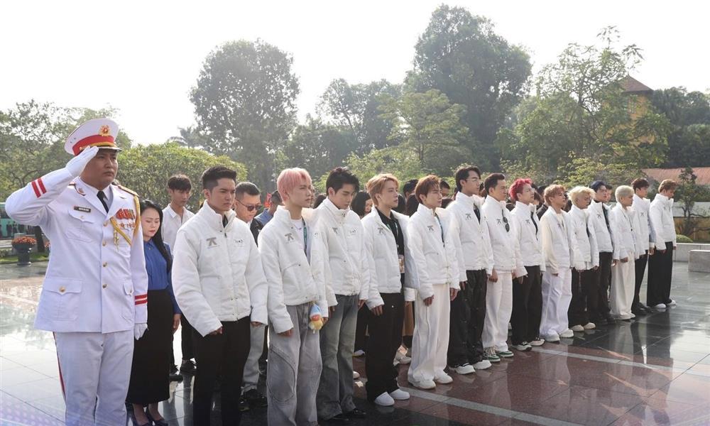 Dàn nghệ sĩ Anh trai say hi viếng Lăng Bác-1